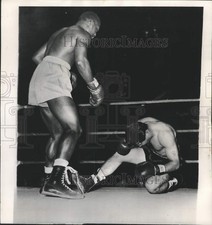 1952 Press Photo Johnny Saxton Knocks Mario Trigo Down In 3rd Round In Milwaukee picture