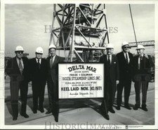 1971 Press Photo Officials overseeing production of ships at Avondale Shipyards picture