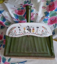 Vintage Metal JV Reed Dust Pan Amish Folk Print M Taber Avocado Green Louisville picture