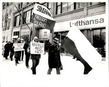LD312 1982 Orig Bob Black Photo CHICAGO POMOST PROTEST MARCH@ GERMAN CONSULATE picture