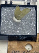 Beautiful twinned Chrysoberyl specimen picture