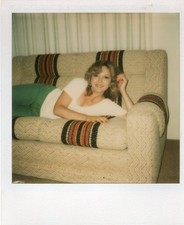 VINTAGE POLAROID PHOTO SEXY PRETTY WOMAN BLONDE HAIR SOFA RED LIPS LIPSTICK picture