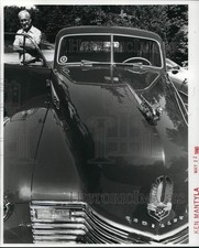 1990 Press Photo Frank Aksamit with his 1941 Cadillac Fleetwood in Wichita picture