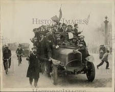 1918 Press Photo Class of 1920 celebrating signing of the Armistice in Paris. picture