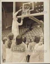 1976 Press Photo North Carolina State Women's Basketball Coach Kay Yow Cuts Net picture