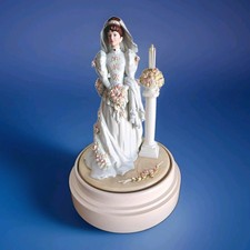 AVON MRS ALBEE  Wedding  Figurine Floral Lace Veil Bouquet w/ Pillar Candle picture