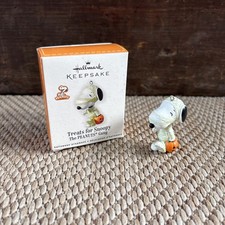 2010 Hallmark Keepsake Halloween Ornament Peanuts Treats for Snoopy picture