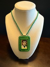 Escapulario Jesús Malverde Rectángulo Pitiado Verde – Collar Artesanal de Fe  picture