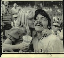 1974 Press Photo Oakland Athletics baseball player Dick Green and daughter Kim picture