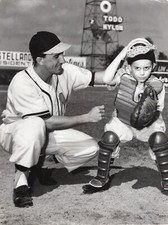 1951 CUBAN BASEBALL PRESS PHOTO : MARIO DIAZ TEACHES PEDRITO SAN ROMÁN TO CATCH picture