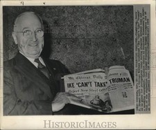 1959 Press Photo Former President Truman holds Chicago Tribune newspaper picture