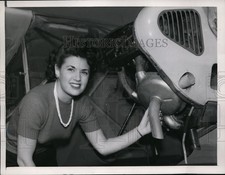 1946 Press Photo Ryan airplane worker with new engine muffler in San Diego CA picture