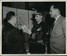 1950 Press Photo men inspect the USAF's new Portable Emergency Rescue Tranceiver picture