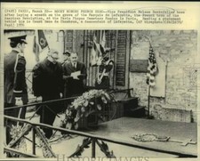 1976 Press Photo Nelson Rockefeller honors French hero Marquis de Lafayette picture