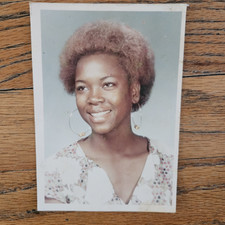 VINTAGE 1970'S PORTRAIT PHOTO OF PRETTY AFRICAN AMERICAN HIGH SCHOOL TEEN WOMAN picture