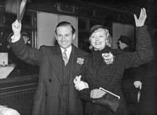 Evelyn Laye 1900 1996 Frank Lawton 1904 1969 returning to London f- Old Photo 1 picture