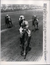 1959 Press Photo Robert Ussery on Crafty Skipper wins at Jamaica track NY picture