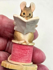 BEATRICE POTTER MOUSE FIGURINE SITTING ON THREAD SPOOL READING BOOK #2202 picture