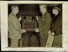 1941 Press Photo D. K. MacDonald awards plaque to John Muir School officials picture