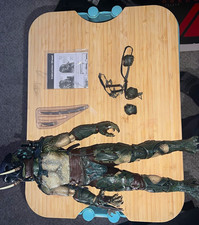 Hot Toys 1/6 PREDATOR  MMS147 MIB. Damaged and missing tracker hound picture