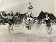 WDW Disney Polynesian Village Resort Vintage Press Photo 1979 Lake Wet Tshirt picture