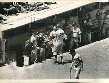 1968 Press Photo Braves Team mates congratulates Felipe Alou after Home Run picture