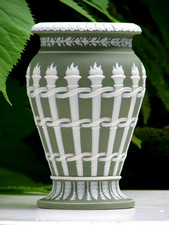 WEDGWOOD XRARE GREEN DIP URN TORCHES VASE NICE DETAILS NO LID  6  1/4 ''  HIGH picture