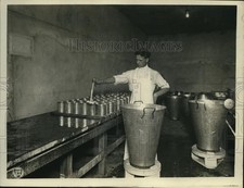 1926 Press Photo A cheese maker with Camembert molds at a factory picture