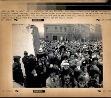 LD435 1989 Wire Photo EAST BERLIN CITIZENS CROWDING THE NEW PASSAGE BERLIN WALL picture