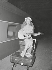 Tourist Jeanne Crain film star arrives Grand Central personal appea- 1949 Photo picture