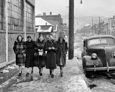 1941 AMBRIDGE PA FACTORY WORKERS WALKING TO WORK Photo WINTER SCENE  (192-M) picture