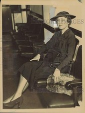 1937 Press Photo Mrs. H.H. Rogers sits in waiting area - nei17104 picture