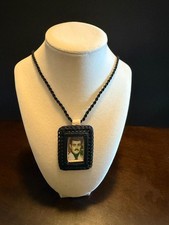 Escapulario Jesús Malverde Rectángulo Pitiado Negro – Collar Artesanal de Fe picture