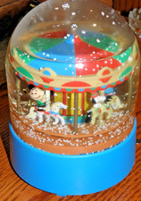 Vtg Peanuts / Snoopy Willitts Musical Snow Globe - Very Old, but Works picture