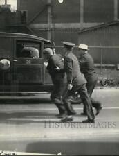 1934 Press Photo Policeman & Detective rushing 1 of Agitator at SKF meeting picture