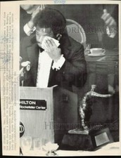 1974 Press Photo Ohio State's Archie Griffin wipes away a tear at Heisman Speech picture