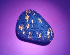 Yooperlite Fluorescent Sodalite -  4.9 ounce.  A Bright Lake Superior Stone  picture