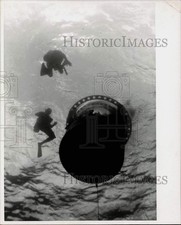 1970 Press Photo Martin Snoey and Ed Briggs prepare NEMO for test dive. picture