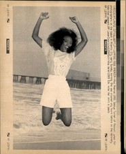 LD435 1989 AP Wire Photo JUMPING MISS AMERICA DEBBYE TURNER ATLANTIC CITY BEACH picture
