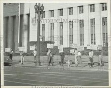 1946 Press Photo Conscientious Objectors Picket Los Angeles Federal Building picture