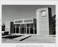 1987 Press Photo Exterior of Fidelity Savings Building - lra79801 picture