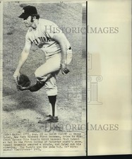 1971 Press Photo Danny Cater, New York Yankees first baseman, tries to distract picture