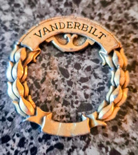 VINTAGE VANDERBILT UNIVERSITY GOLD-TONED METAL WREATH PIN OR BADGE - 2