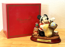RARE HTF MICKEY MOUSE CHRISTMAS COLLECTIBLES SHOWCASE SIGNED LE 62/500 FIGURINE picture