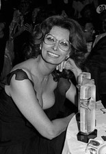 Sophia Loren at Nineth Fifi Fragrance Awards Gala at the Sherat - 1981 Photo 2 picture