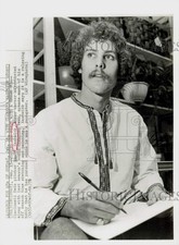 1976 Press Photo Cincinnati Reds pitcher Rawly Eastwick likes to draw and paint picture