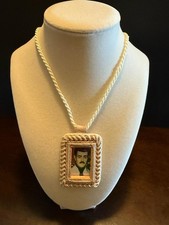 Escapulario Jesús Malverde Rectángulo Pitiado Piel – Collar Artesanal de Fe picture
