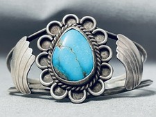 STRIKING VINTAGE NATIVE AMERICAN NAVAJO TURQUOISE STERLING SILVER BRACELET picture