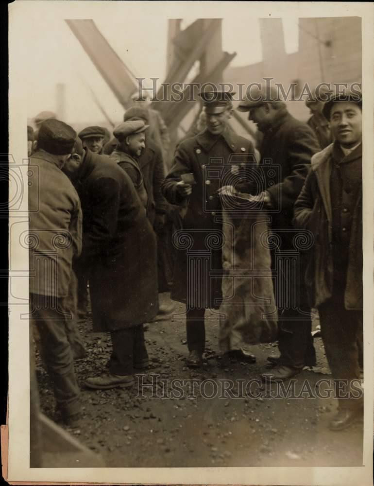 1926 Press Photo Poor Get Coal at Stanton Street Docks During Strike, New York