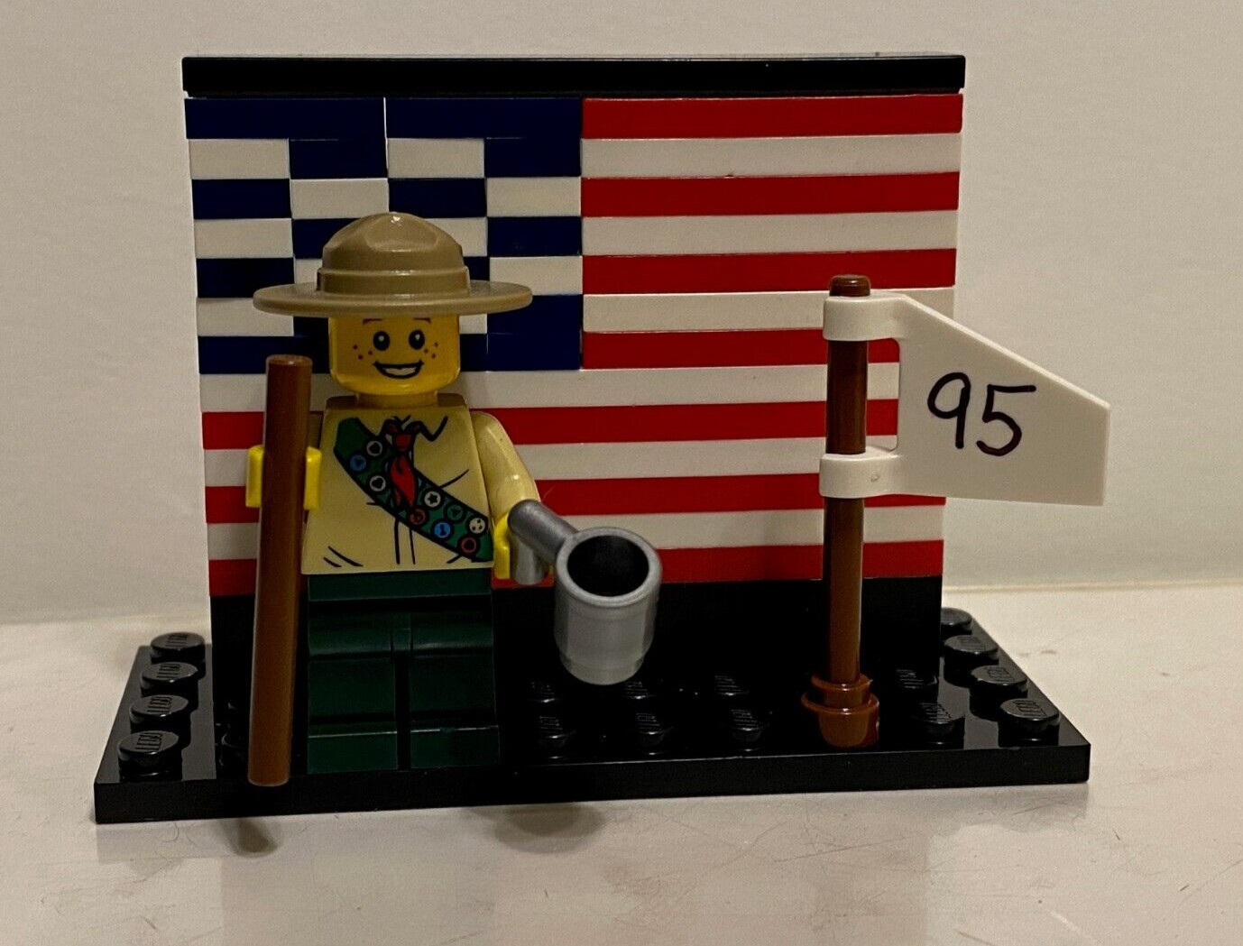 Custom LEGO Mini Figure Boy Scout / Girl Scout and US American Flag